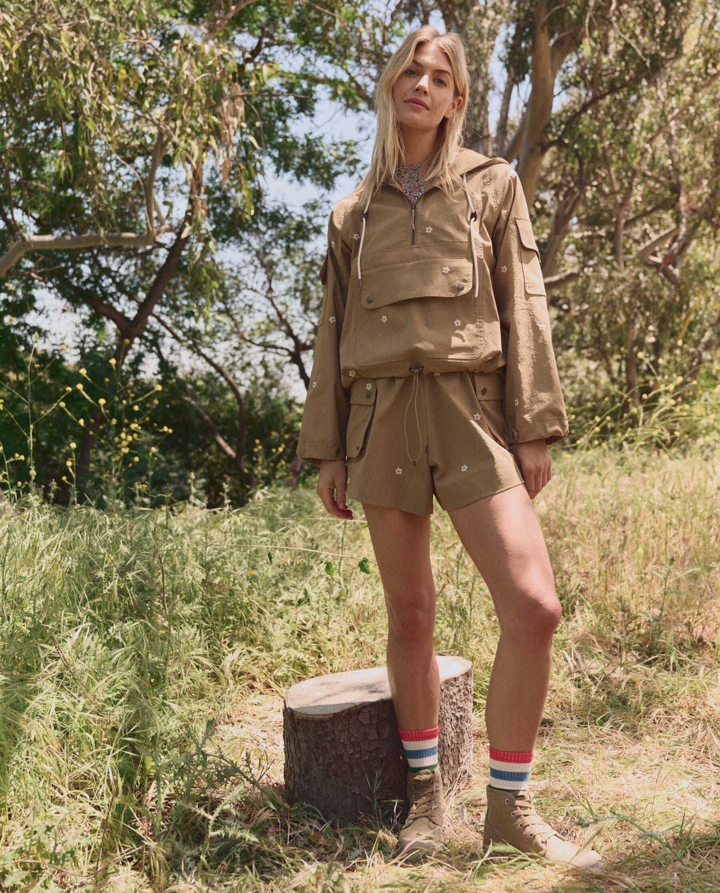 The Embroidered Cargo Short. -- Khaki With Cream Daisies