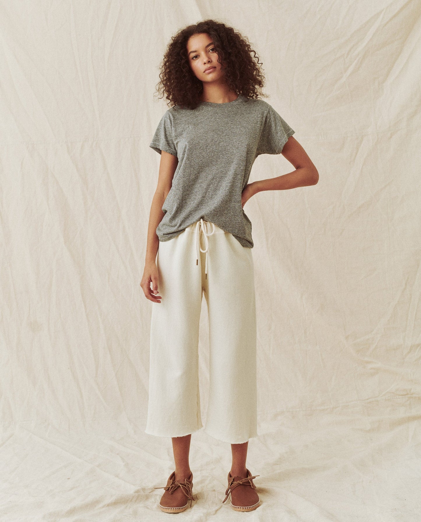 The Slim Tee. Solid -- Heather Grey